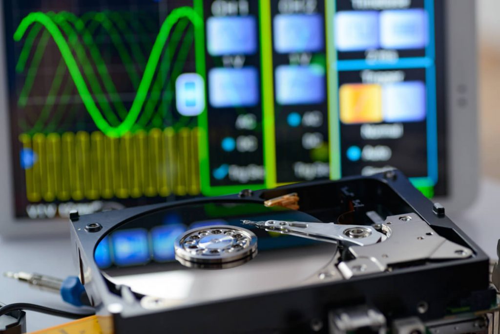 Probleme ale hard disk-urilor ce pot sa apara de-a lungul utilizarii lor 1 Hard disk desfacut in service pentru recuperare date HDD